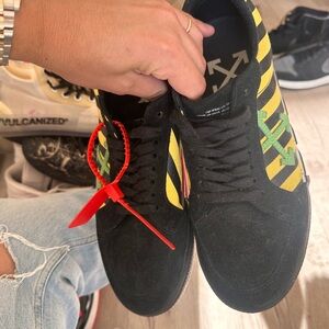 Off white sneakers size 43 hardly worn just sat in the closet